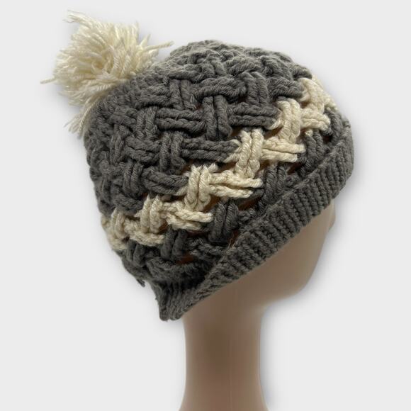 Chunky knit gray white beanie pom pom winter hat boho outdoors Small - Picture 1 of 7
